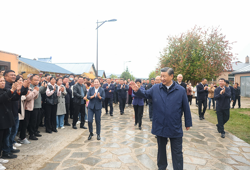 9月6日至8日，中共中央總書記、國家主席、中央軍委主席習(xí)近平在黑龍江考察。這是6日下午，習(xí)近平在大興安嶺地區(qū)漠河市北極村考察時(shí)，向當(dāng)?shù)厝罕姄]手致意。