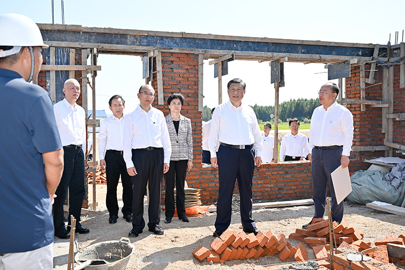 9月6日至8日，中共中央總書記、國家主席、中央軍委主席習(xí)近平在黑龍江考察。這是7日上午，習(xí)近平在遭受洪澇災(zāi)害的哈爾濱尚志市老街基鄉(xiāng)龍王廟村，察看水毀房屋重建情況。