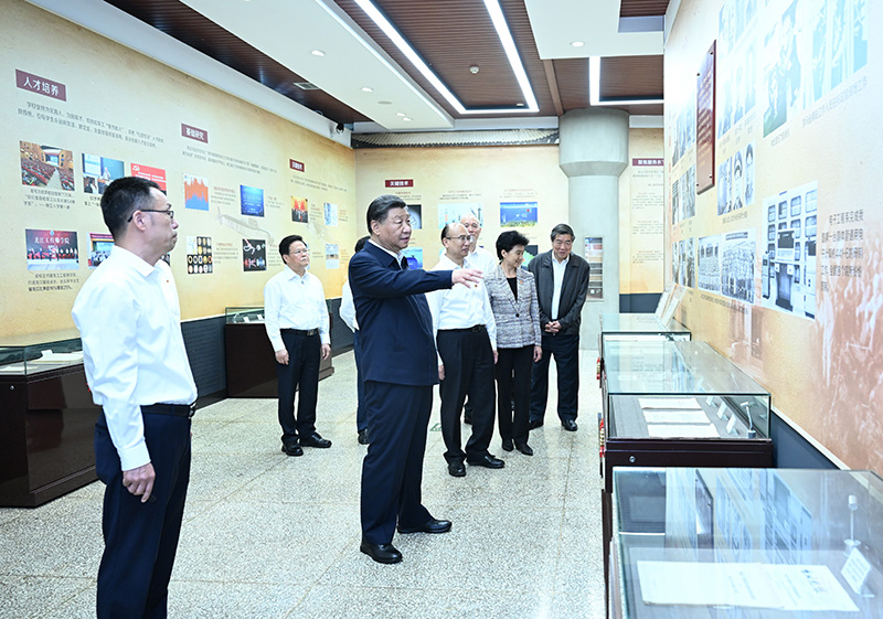 9月6日至8日，中共中央總書記、國家主席、中央軍委主席習(xí)近平在黑龍江考察。這是7日上午，習(xí)近平在哈爾濱工程大學(xué)哈軍工紀(jì)念館考察。